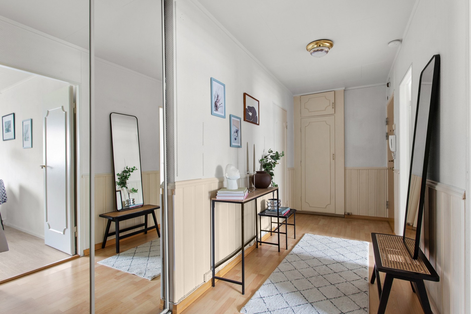 Her er det plass til å innrede med konsollbord, speil og annet som setter tonen for et hyggelig hjem. Galleribilde