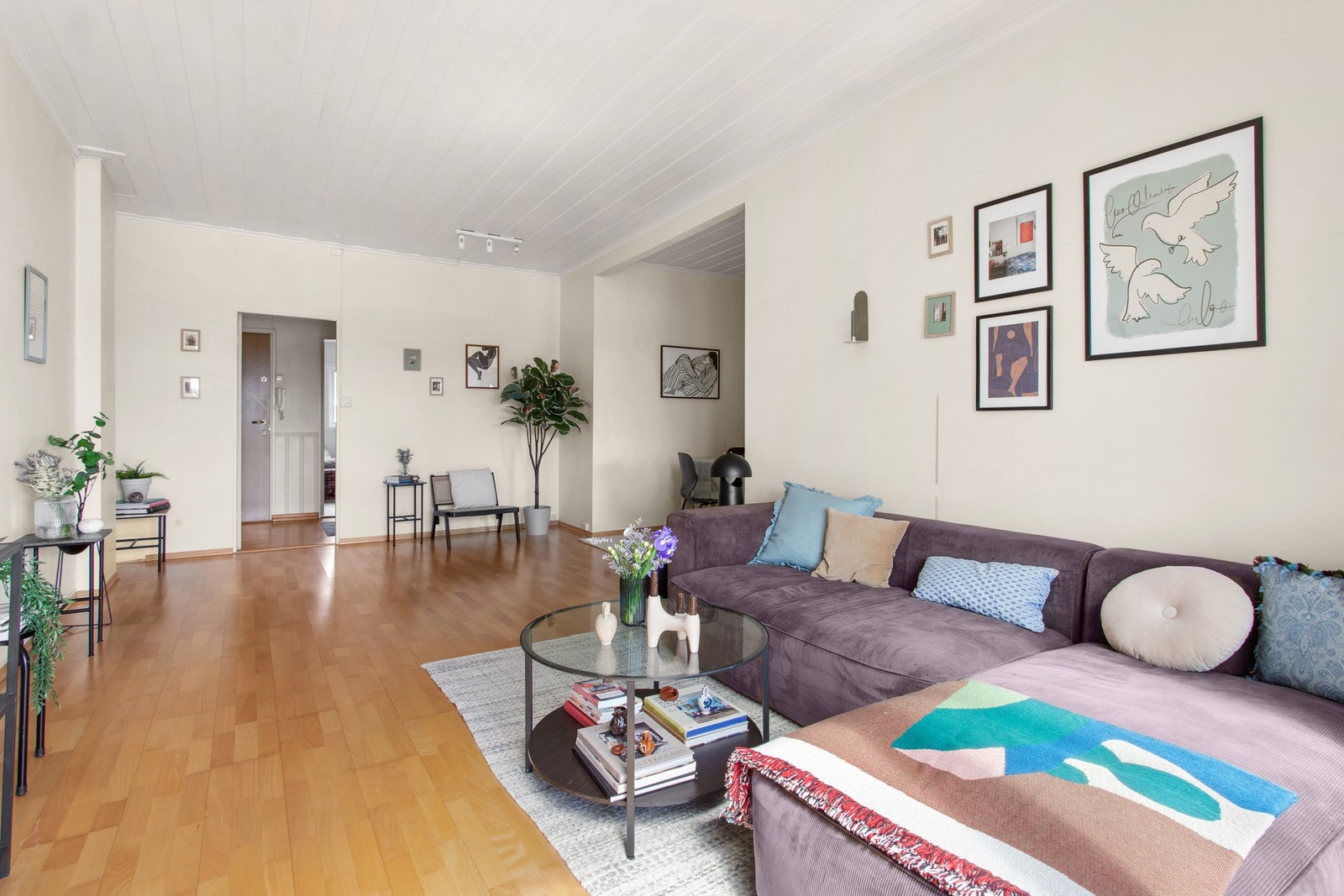 Inn i stuen igjen. Galleribilde