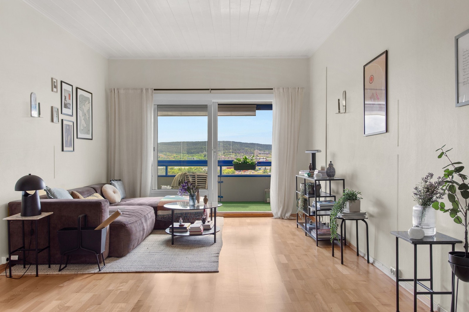 Nøytrale farger og store vindusflater skaper en lun og trivelig atmosfære. Galleribilde