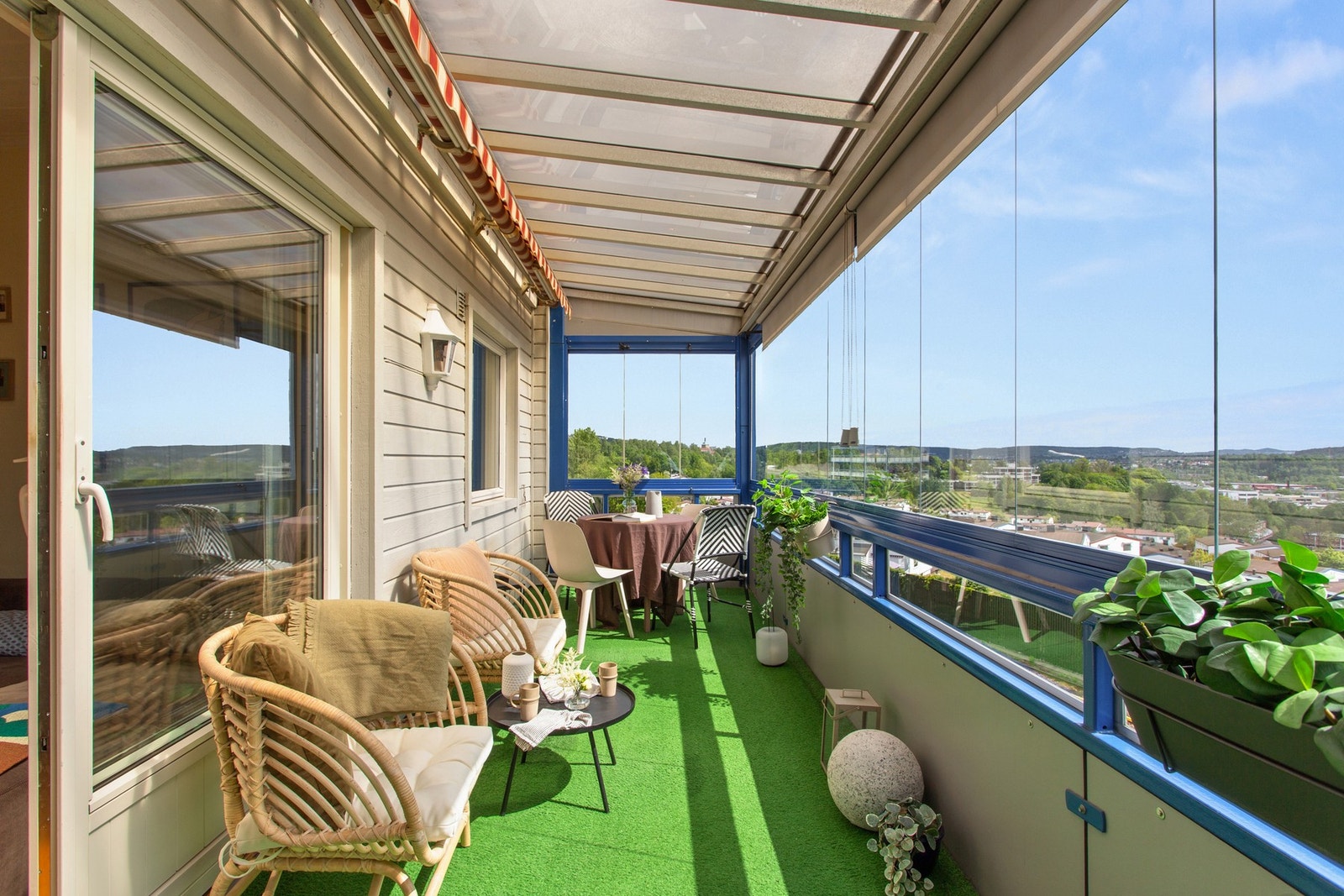 Det er god plass til spisegruppe, sittegruppe eller grønne vekster. Galleribilde