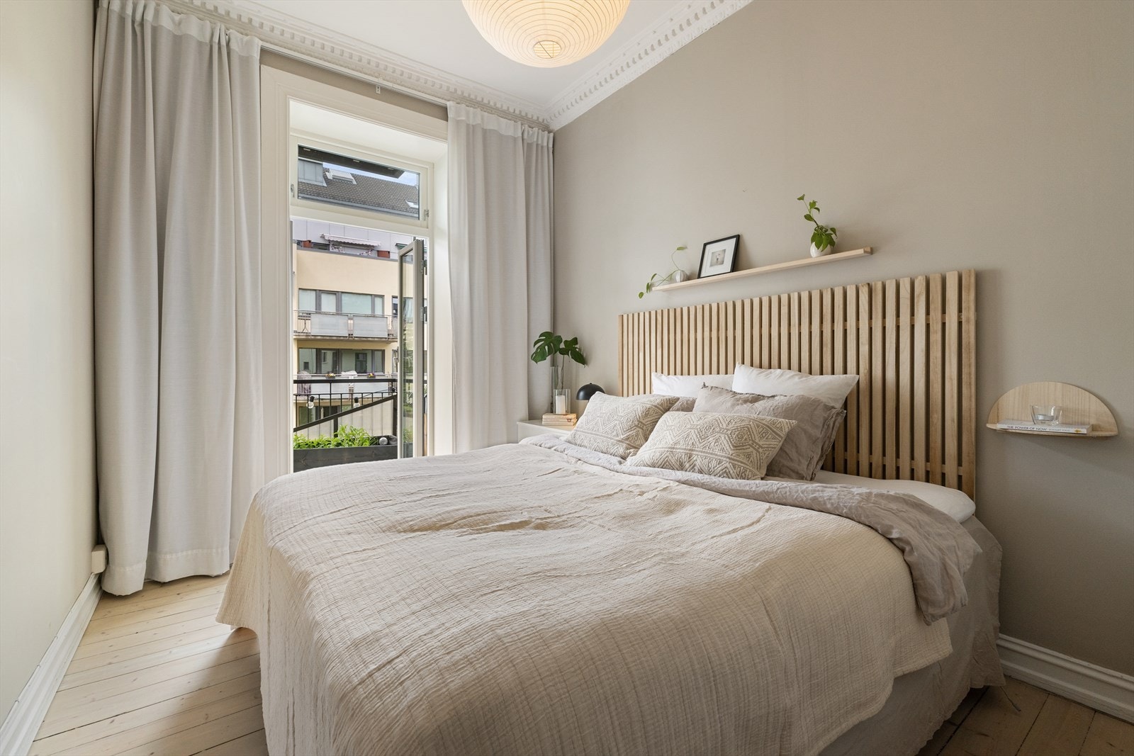 Hovedsoverommet ligger rolig til mot bakgård. Her er det god plass til dobbeltseng og man har utgang til vestvendt balkong på ca. 6 kvm. Galleribilde