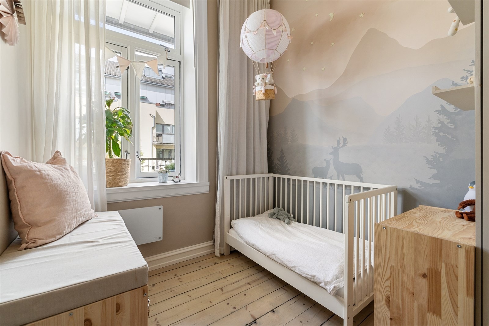 Her er det også plass til dobbelseng om ønskelig. Se det fine veggmaleriet utført av selger! Galleribilde