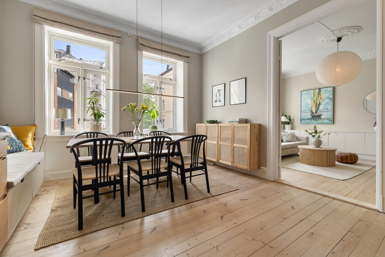 Separat kjøkken med god plass til stort spisebord. Galleribilde
