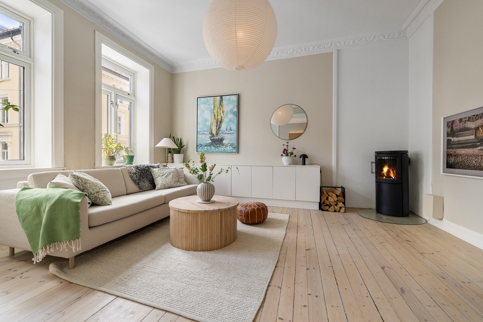 Stuen har store vindusflater som slipper inn rikelig med naturlig lys Galleribilde