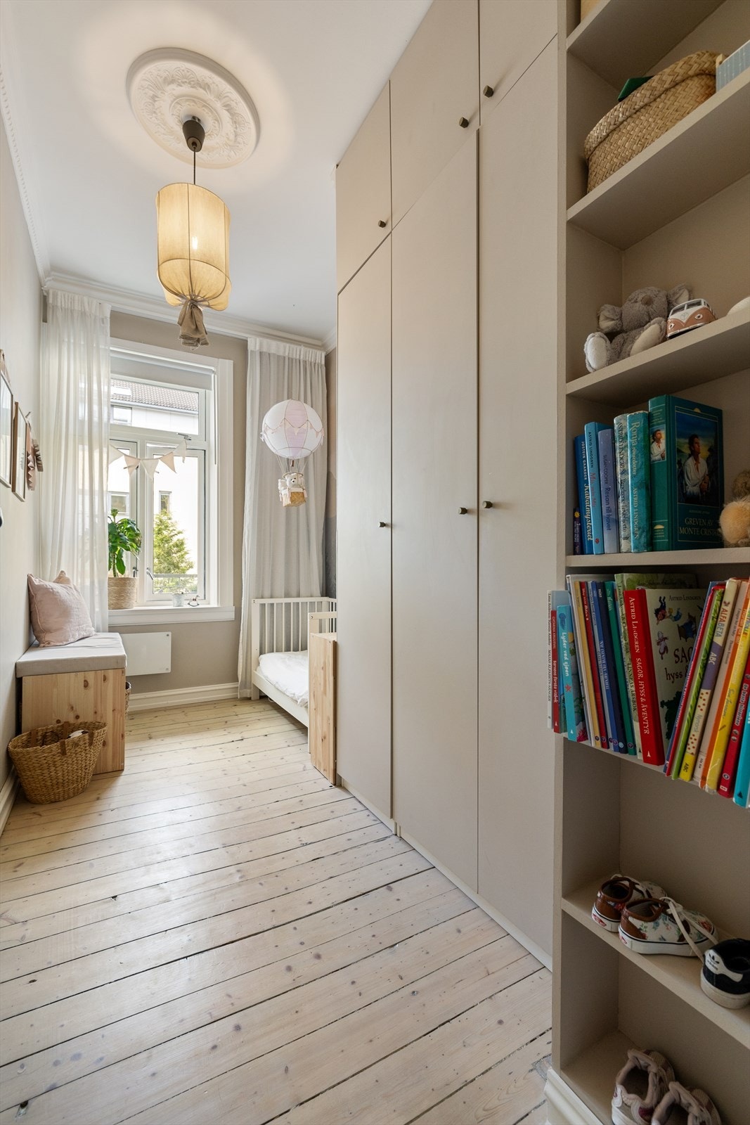 Soverom II/barnerom ligger også stille til mot bakgård. Godt med lagringsplass i medfølgende skap. Galleribilde