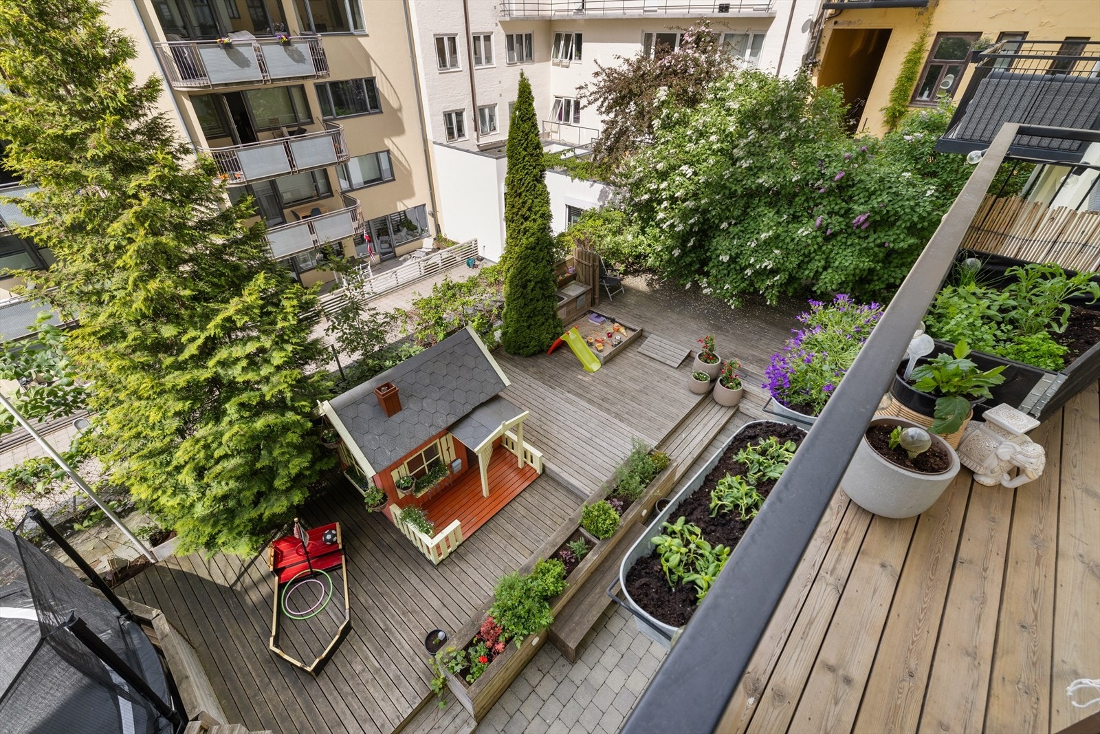 Fra balkongen har man utsyn til meget hyggelig opparbeidet bakgård. Galleribilde