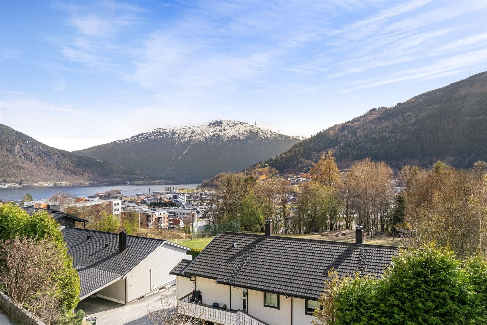 ... med flotte utsiktstilhøve og parkering... Galleribilde