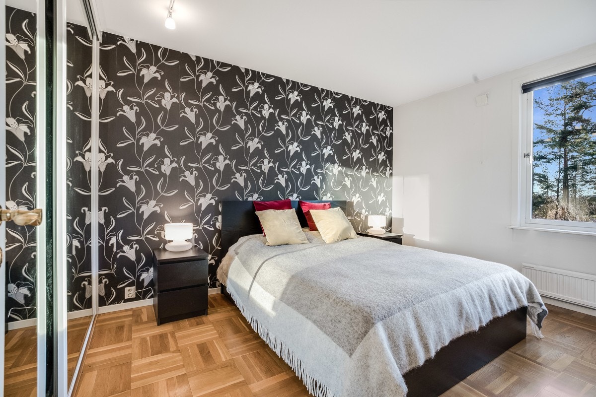 Hovedsoverom har god plass til dobbeltseng, nattbord, samt praktisk skyvedørsgarderobe Galleribilde