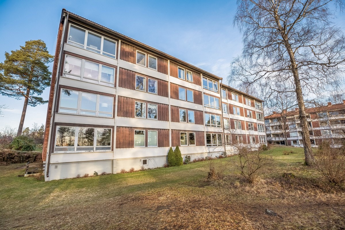 Leiligheten er gjennomgående med svært gode lys- og solforhold og ligger i rolige og barnevennlige omgivelser Galleribilde