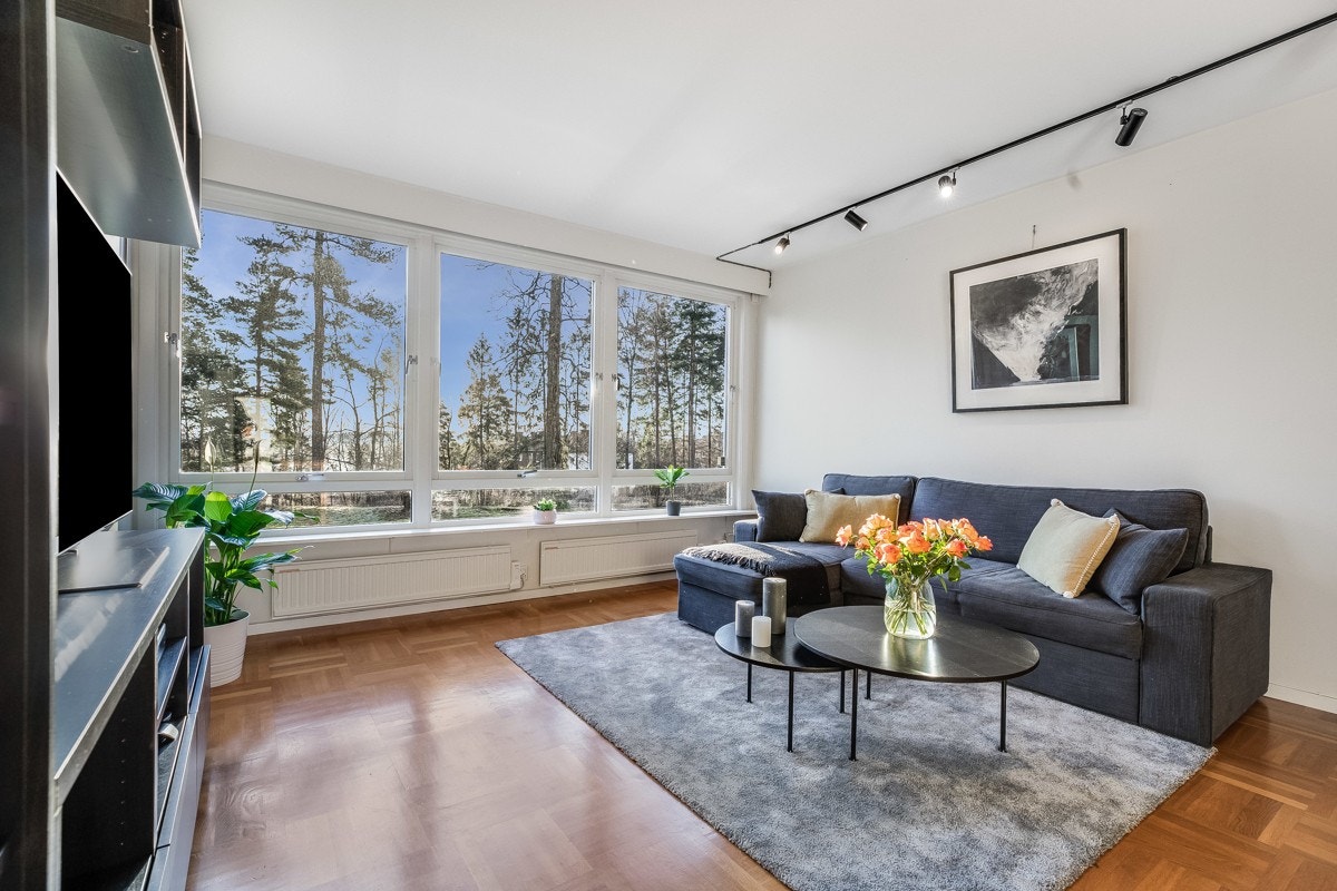 Lys og innbydende stue - legg merke til de store vindusflatene Galleribilde