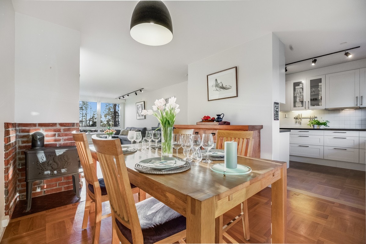 I tilknytning til kjøkkenet er det plass til spisestuedel Galleribilde
