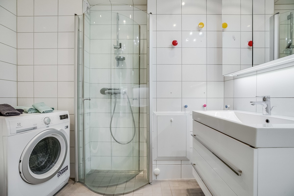 Romslig, flislagt bad Galleribilde