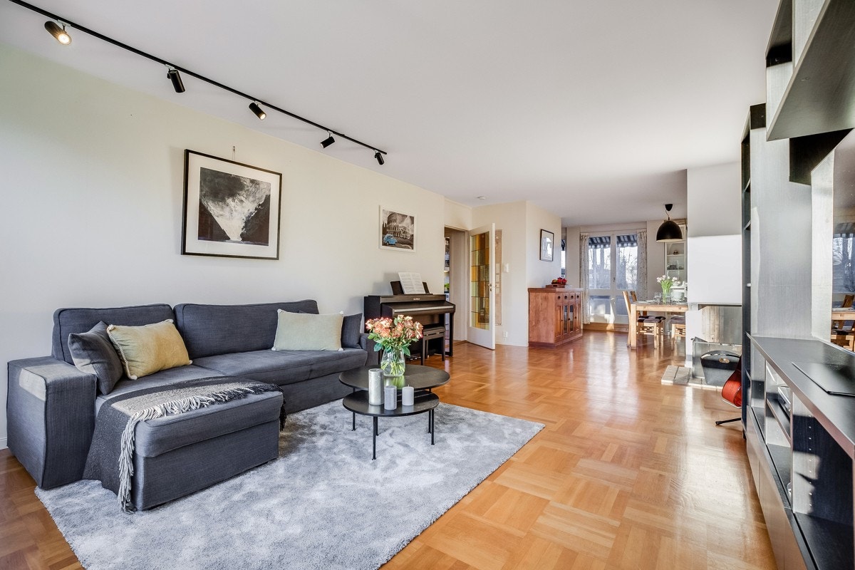 Det er godt med veggplass i stuen, noe som tillater fine møbleringsmuligheter Galleribilde