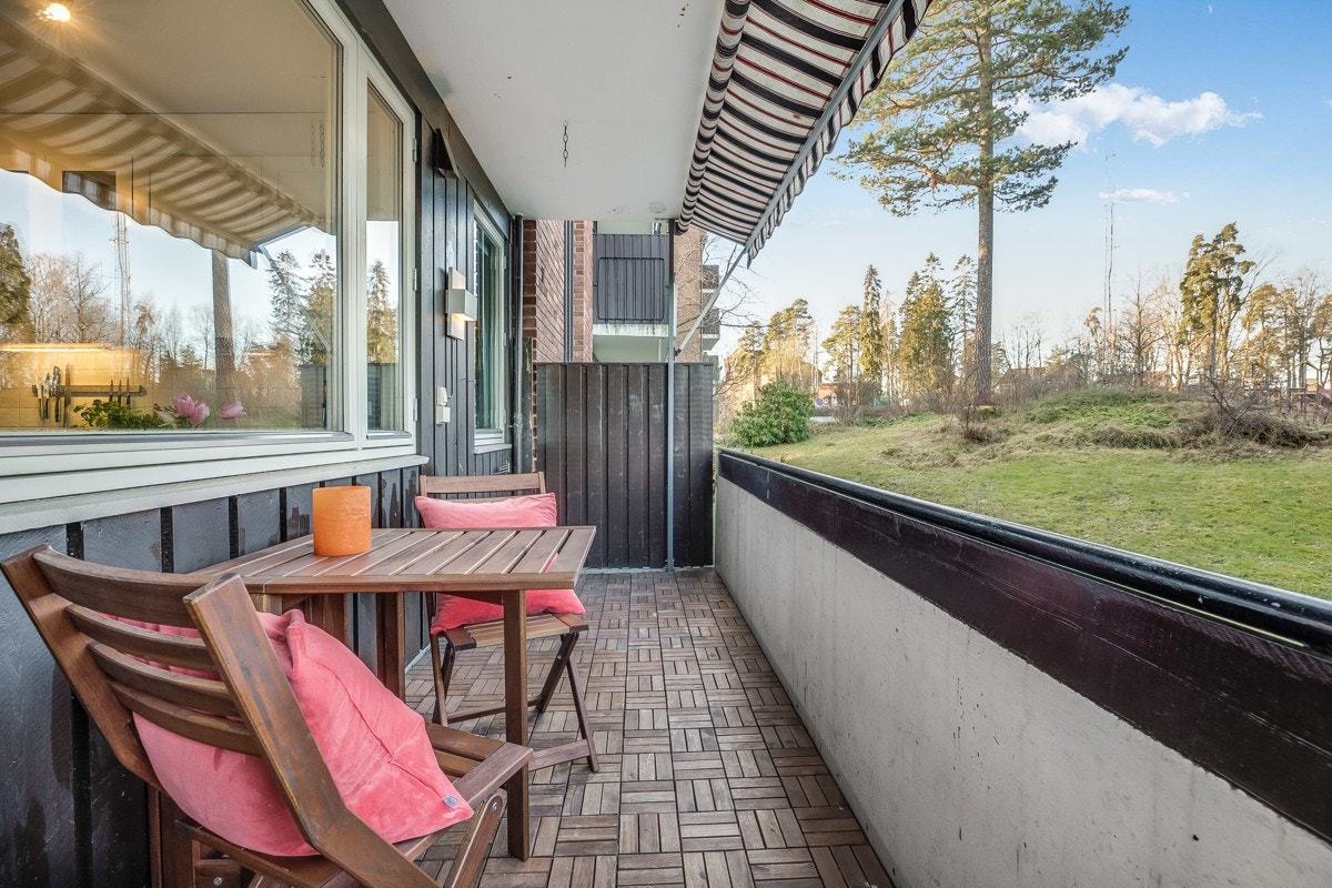 Hyggelig vestvendt balkong på ca. 8 kvm med utgang fra spisestue Galleribilde
