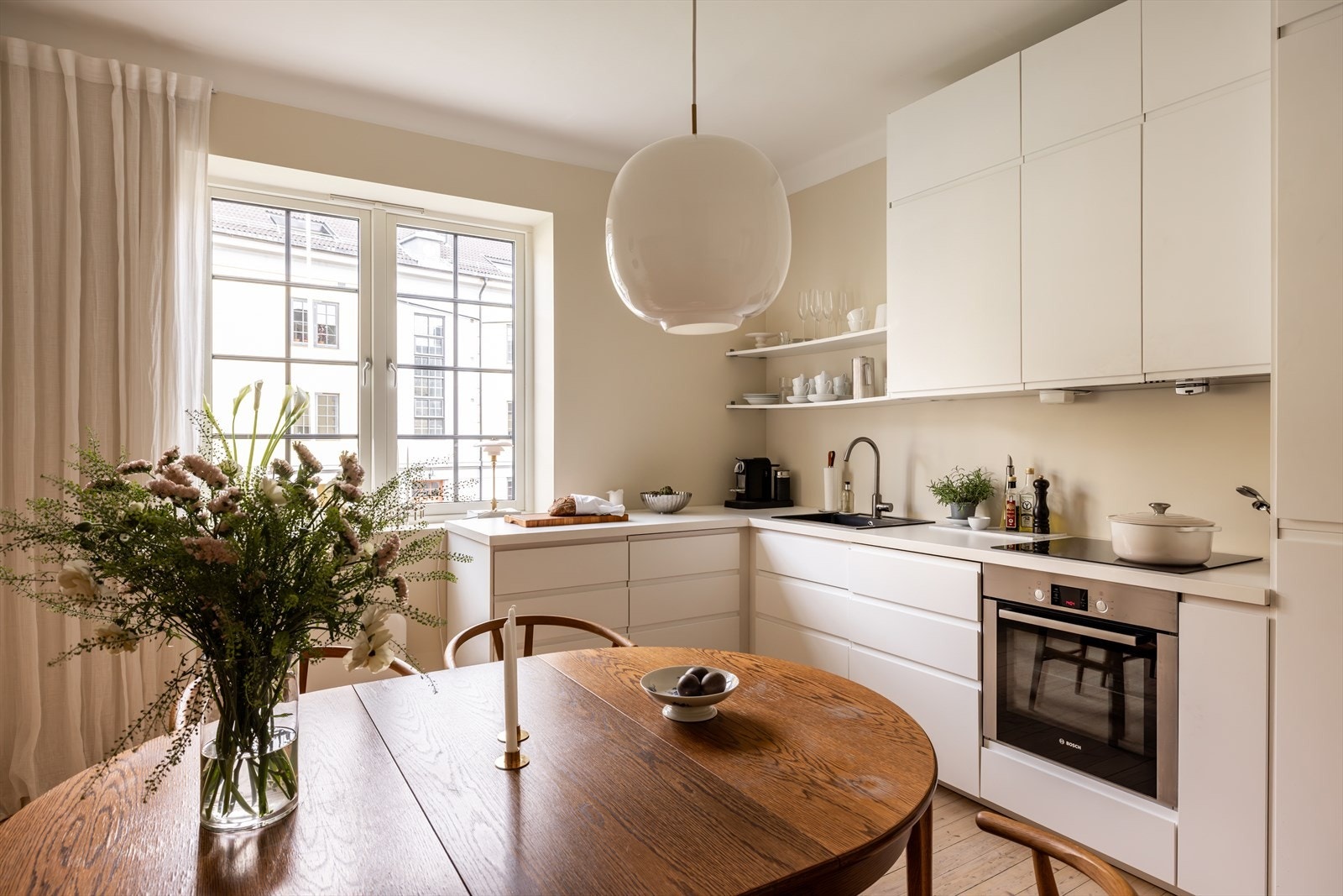 Stort og separat kjøkken-rom med plass til spisebord. Galleribilde