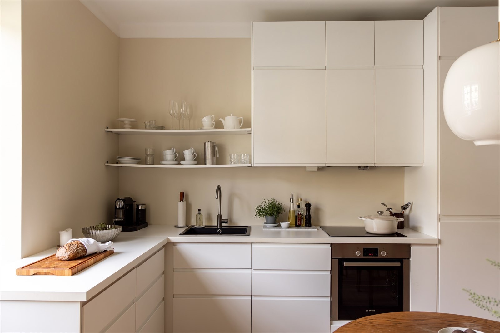 Flott kjøkken med en funksjonell og praktisk utforming med rikelig oppbevaringsplass. Galleribilde