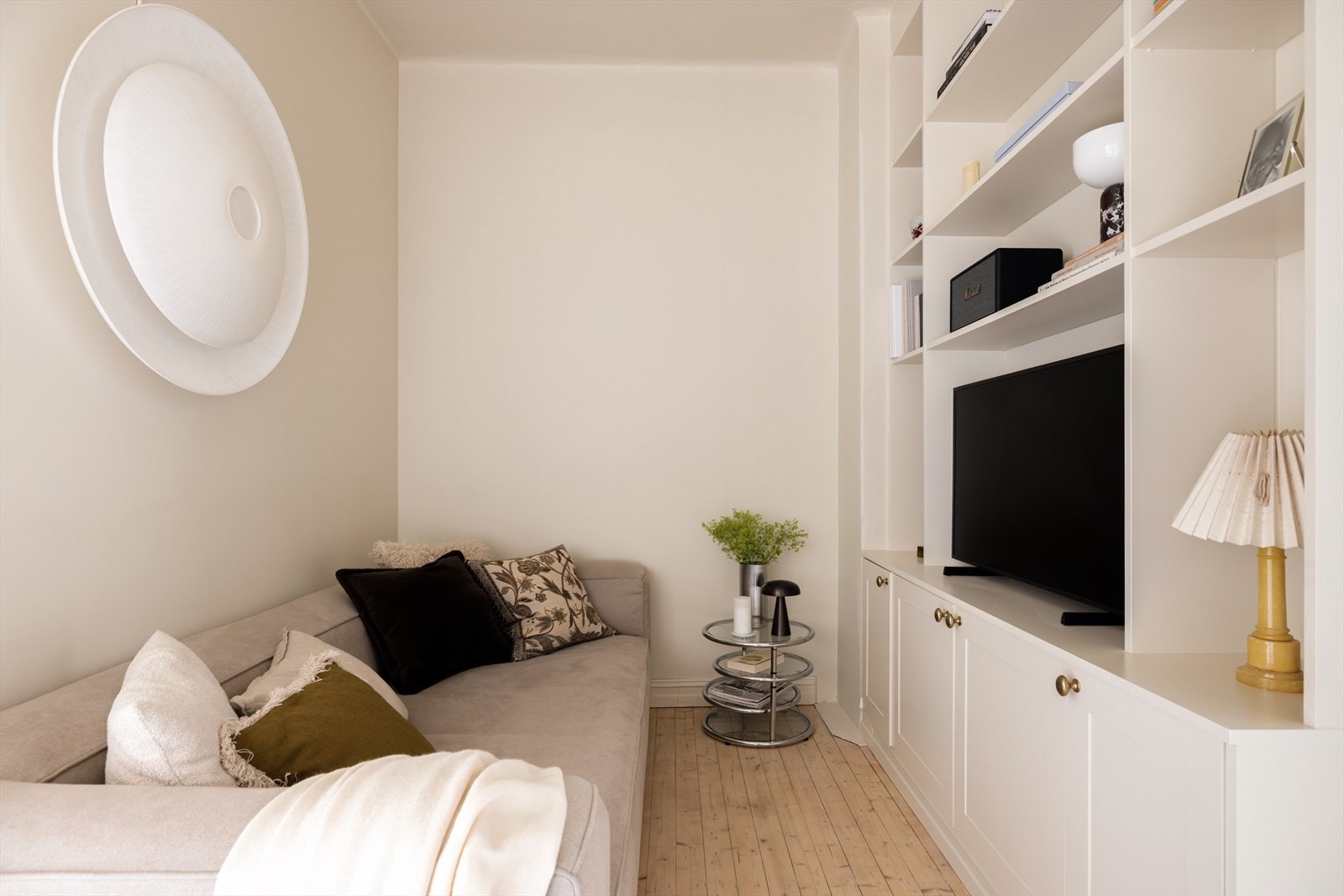 Hyggelig stue med plassbygd bokreol fra 2024. Galleribilde