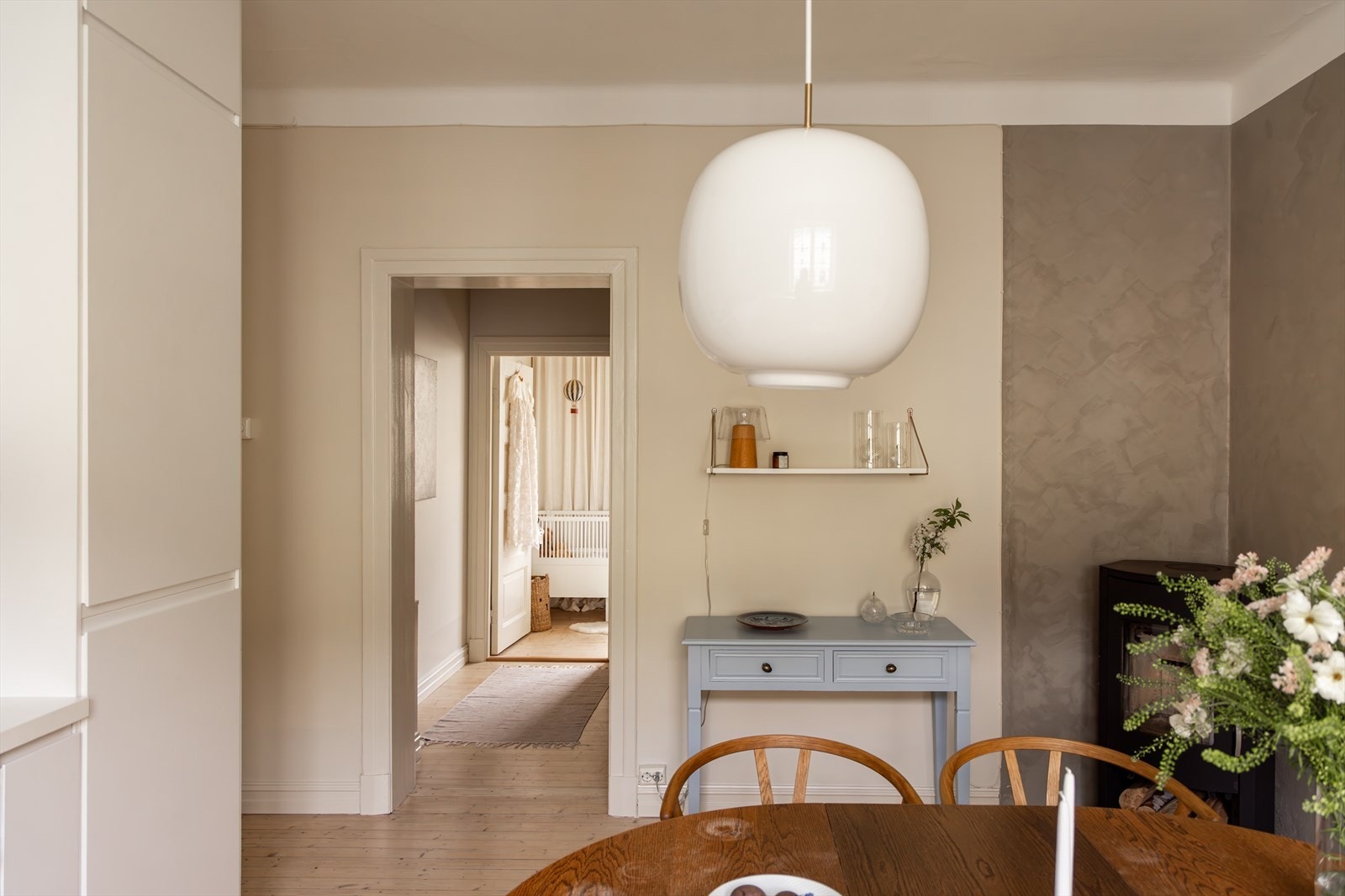 Leiligheten er nymalt i 2024/25 i en harmonisk fargepalett. Galleribilde