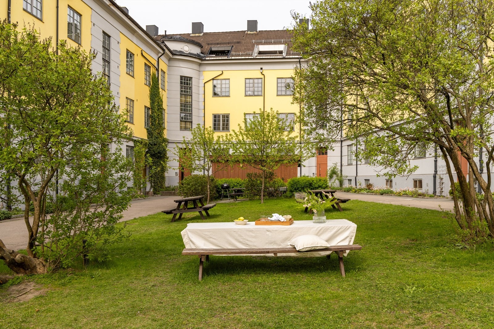 Leiligheten ligger i idylliske Søylegården, omkranses av nydelige og pent opparbeidede fellesarealer. Galleribilde