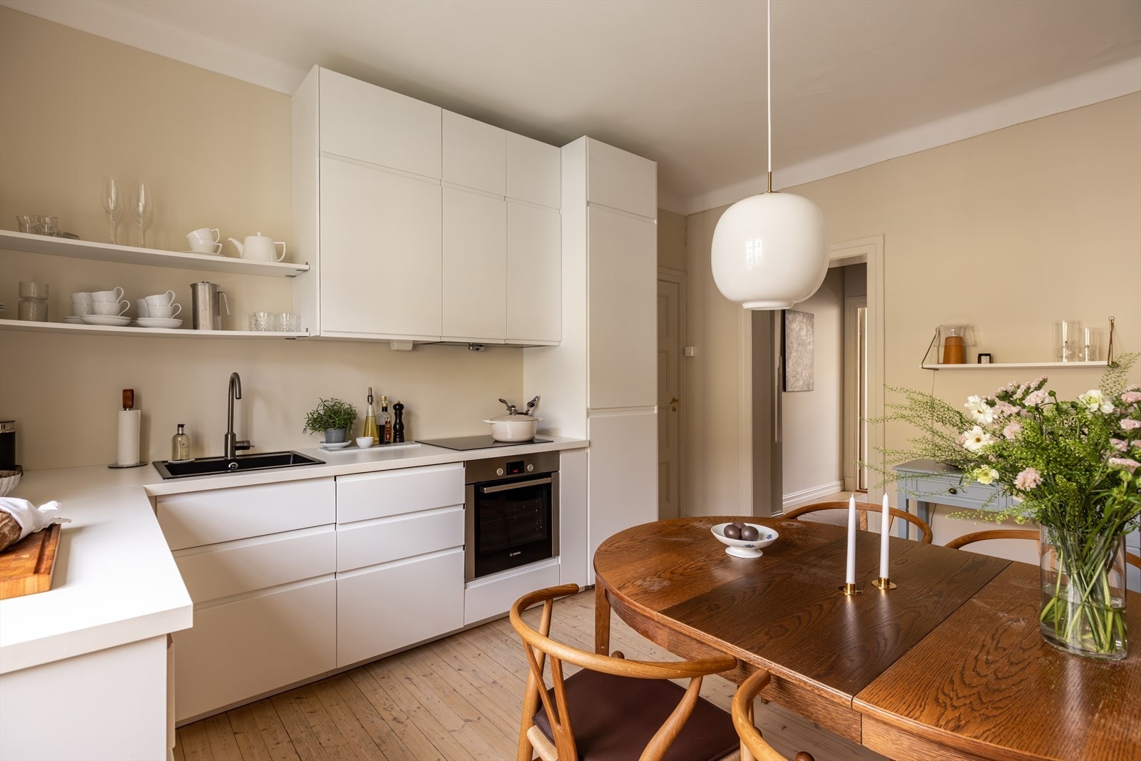 Kjøkken med integrerte hvitevarer. Galleribilde