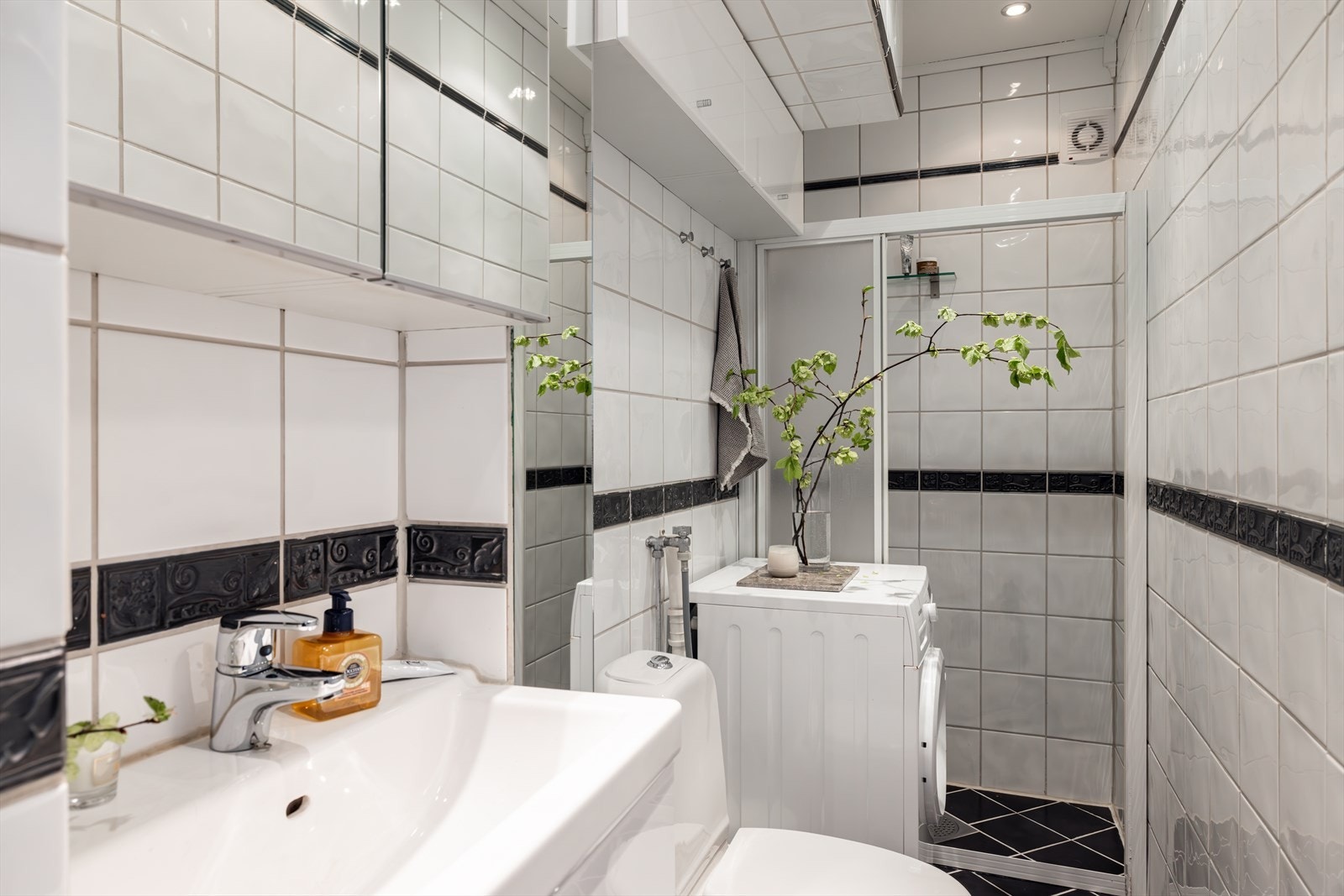 Lyst flislagt bad med downlights i taket og behagelig gulvvarme. Galleribilde