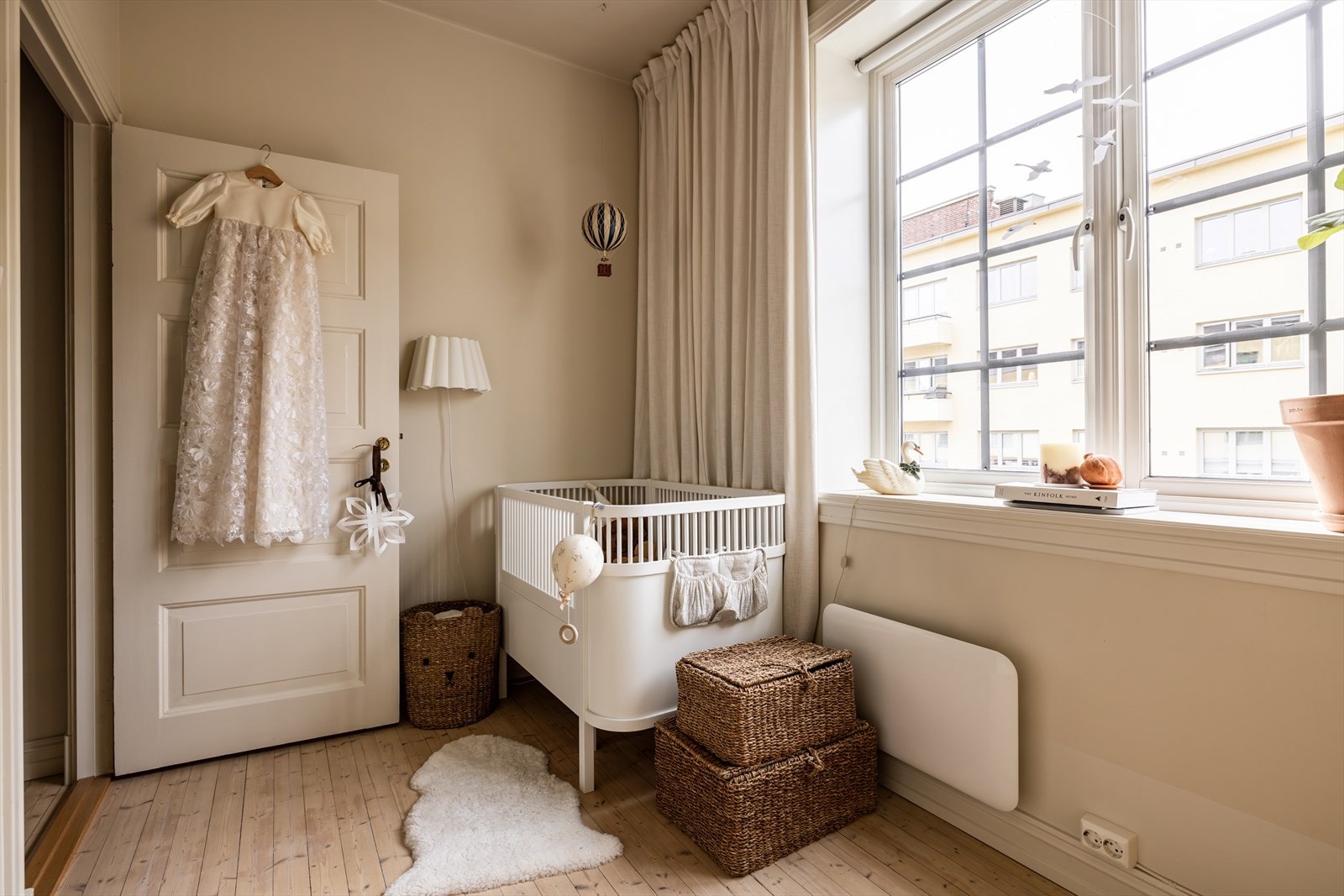 Flott soverom med plass til seng og garderobeskap. Galleribilde