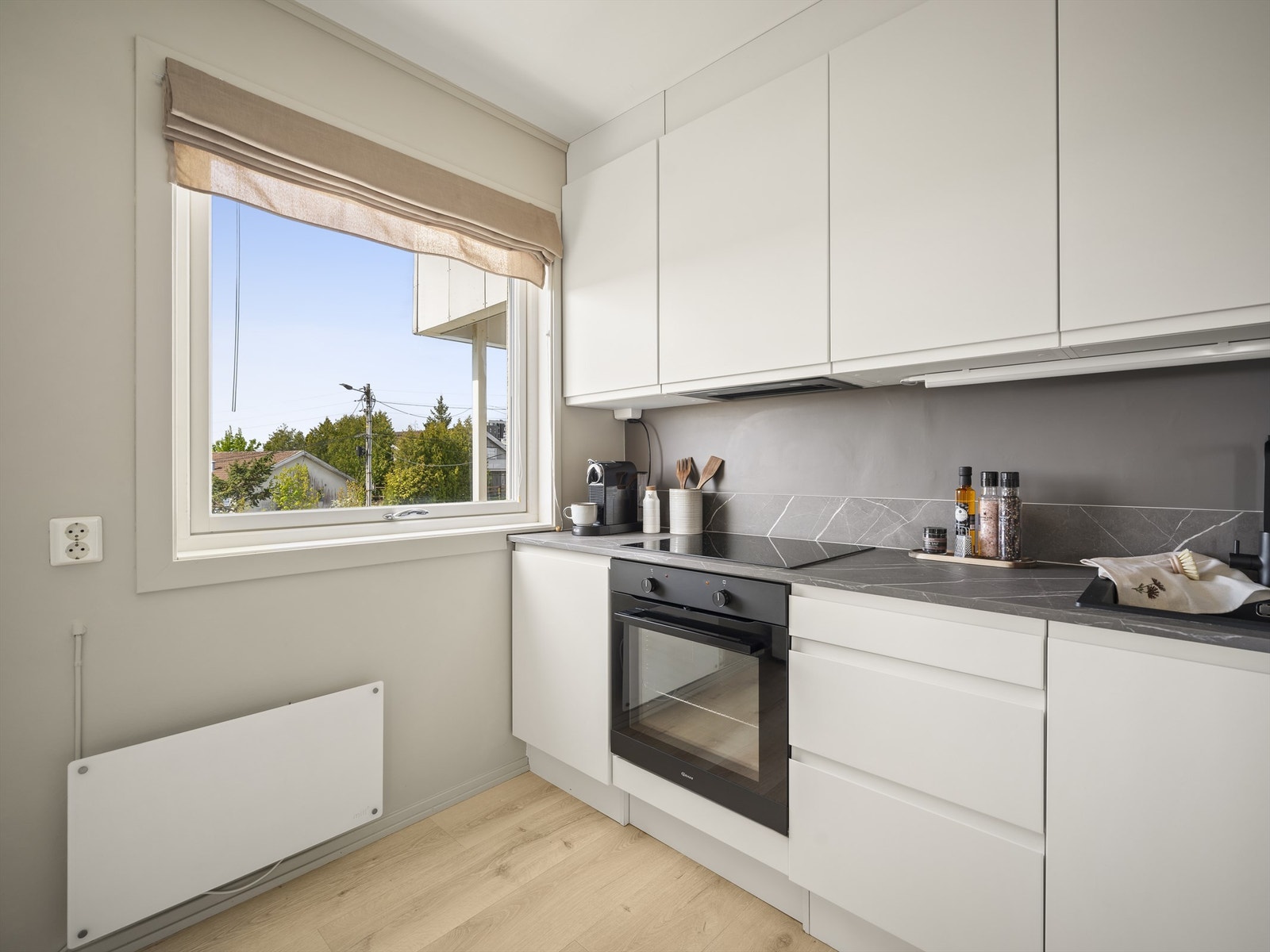 Stekeovn, platetopp og ventilator er alle fra 2023/2024 og medfølger. Lys er montert under overskap. Galleribilde