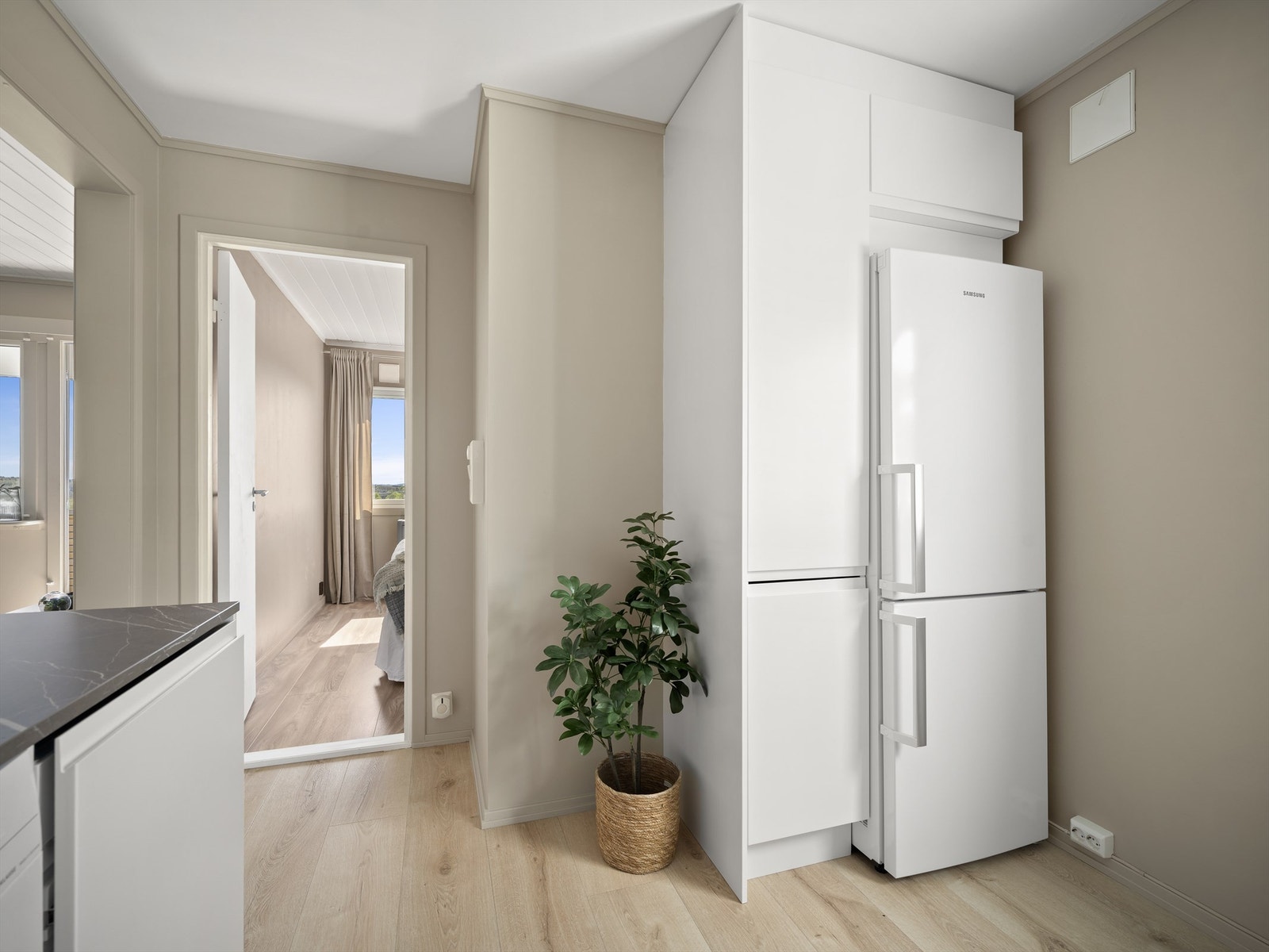 Foruten nye overskap ble også nytt høyskap installert på kjøkkenet, med nisje til kjøle-/kombiskap. Galleribilde