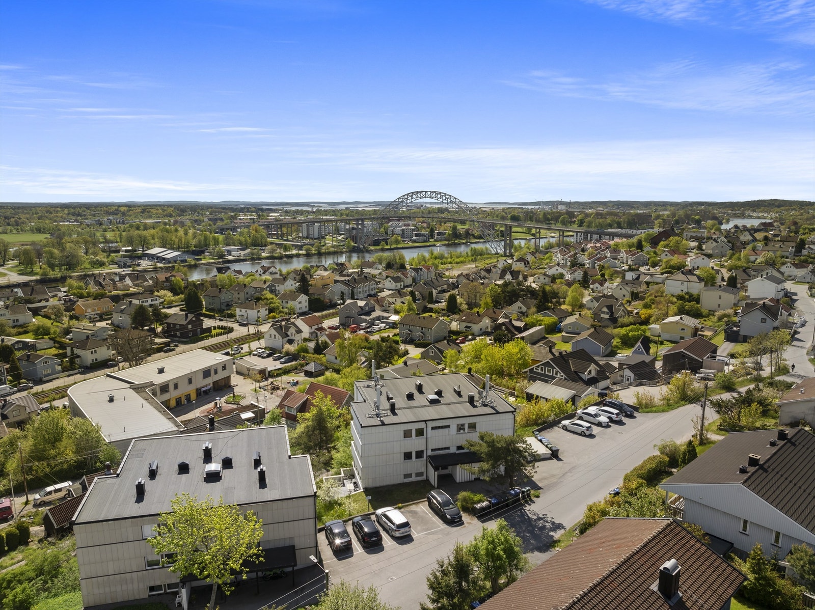 Sameiets har felles parkeringsområde med biloppstillingsmulighet for beboerne. Det er ingen faste plasser. Galleribilde