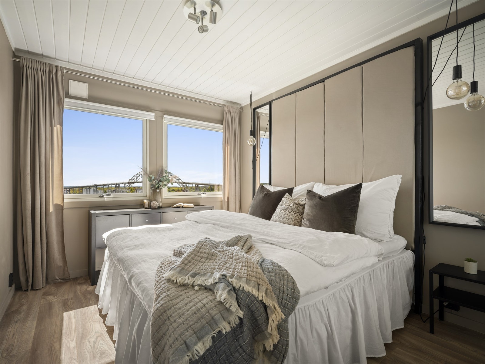 Soverommet ble i 2021 pusset opp med nytt laminatgulv, veggene ble samtidig sparklet og malt. Galleribilde