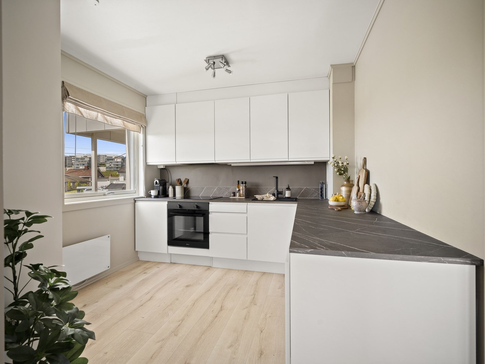 Nye Norema overskap ble installert i 2023/2024, fronter på eksisterende benkeskap ble skiftet ut med nye fra samme produsent. Galleribilde