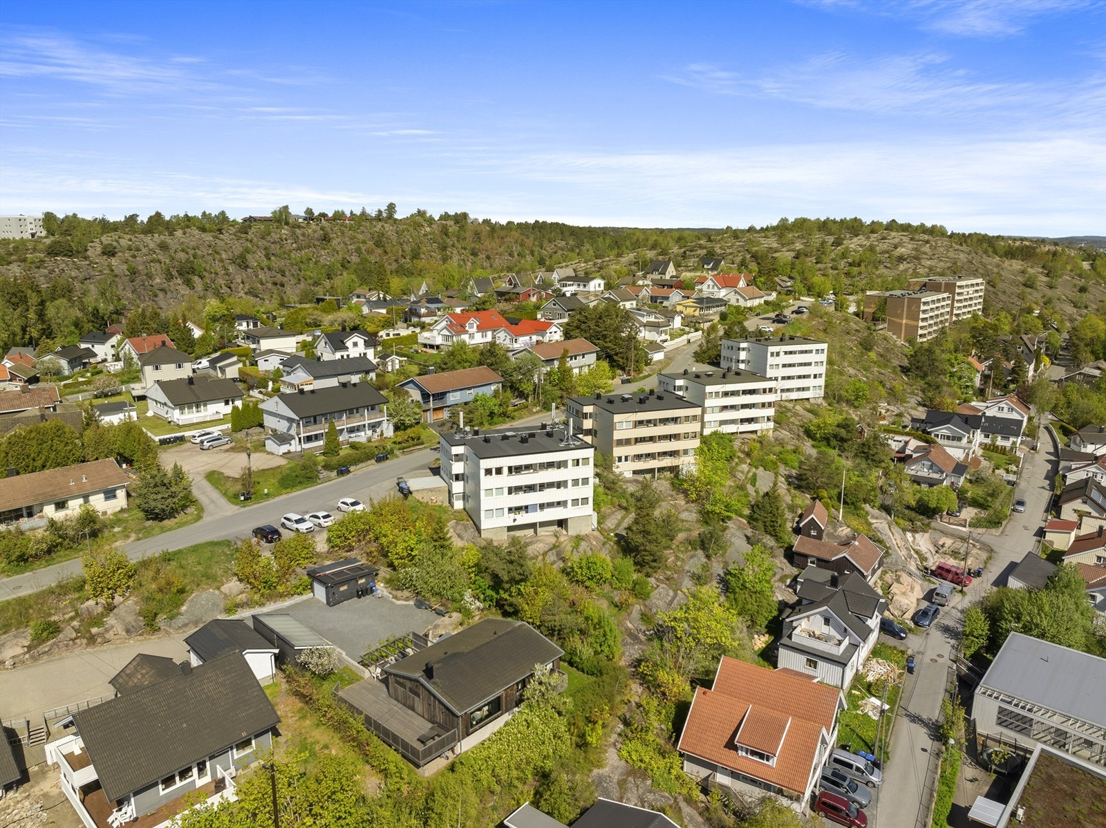 Leiligheten er én av totalt 11 i sameiet Utsikten 9 som utgjør blokken lengst syd. Galleribilde