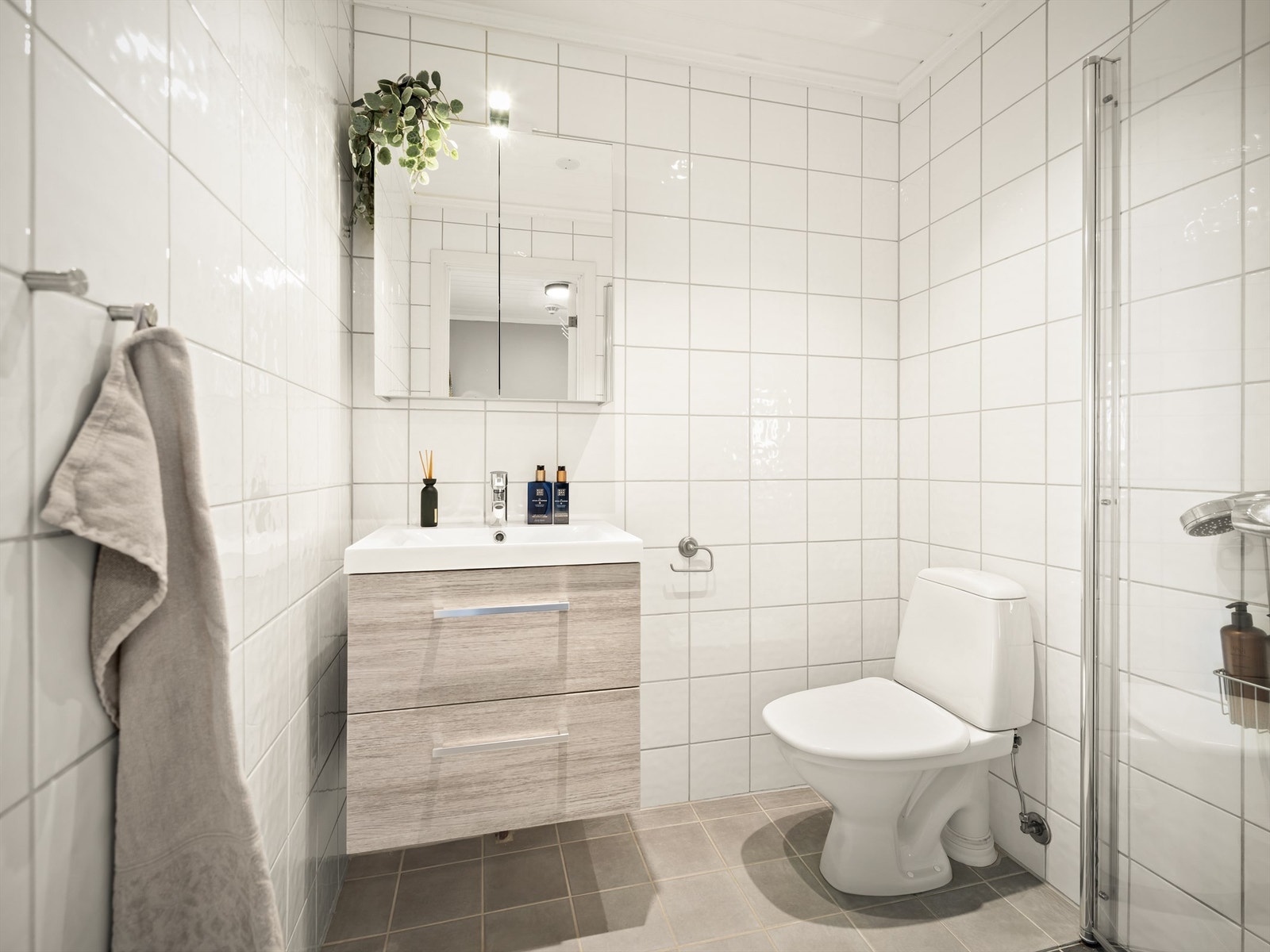 Badet er fra ukjent årstall. Nye gulvfliser ble i dusjsonen i 2013. Termostat til gulvvarme ble skiftet ut i 2024. Galleribilde