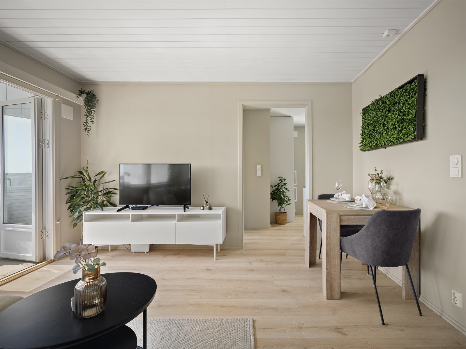 Laminatgulv er skiftet ut tidligere på 2000-tallet og lagt gjennomgående mellom stuen og kjøkkenet. Galleribilde