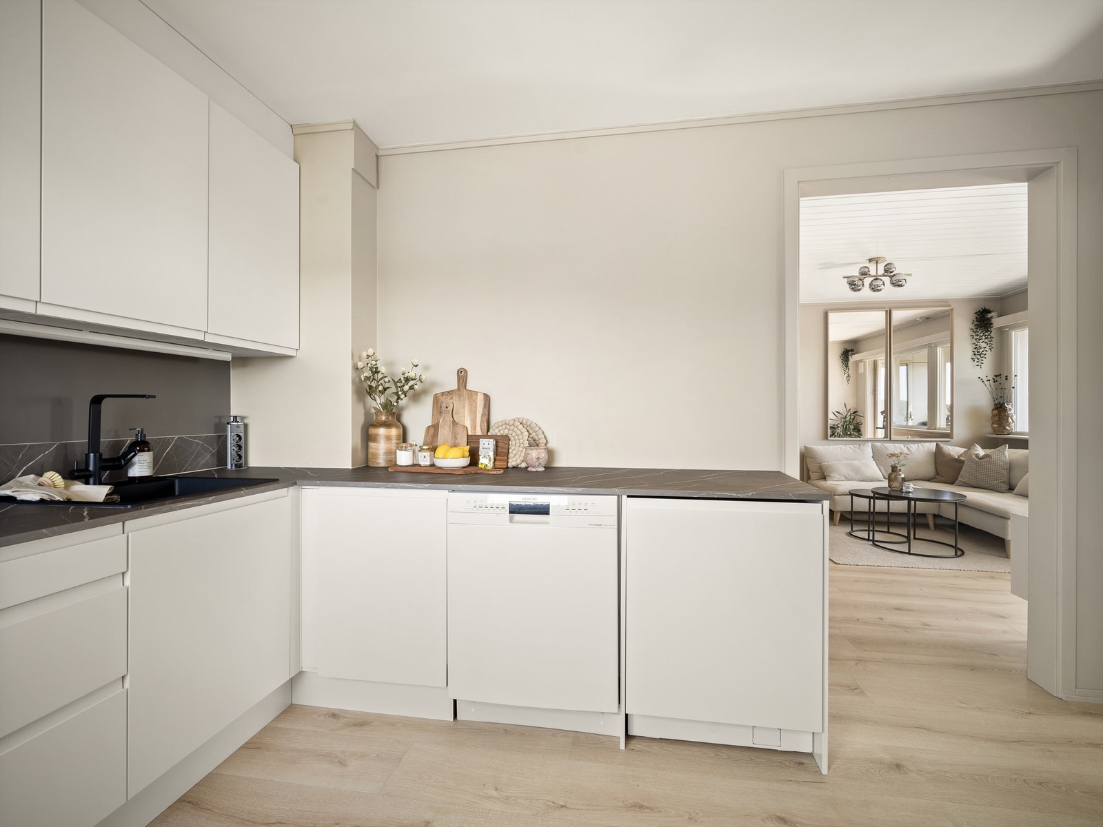 Benkeplatene er skiftet ut med nye fra Kvik. Ny er også vask og armatur. Automatisk lekkasjesikring ble installert i 2021. Galleribilde