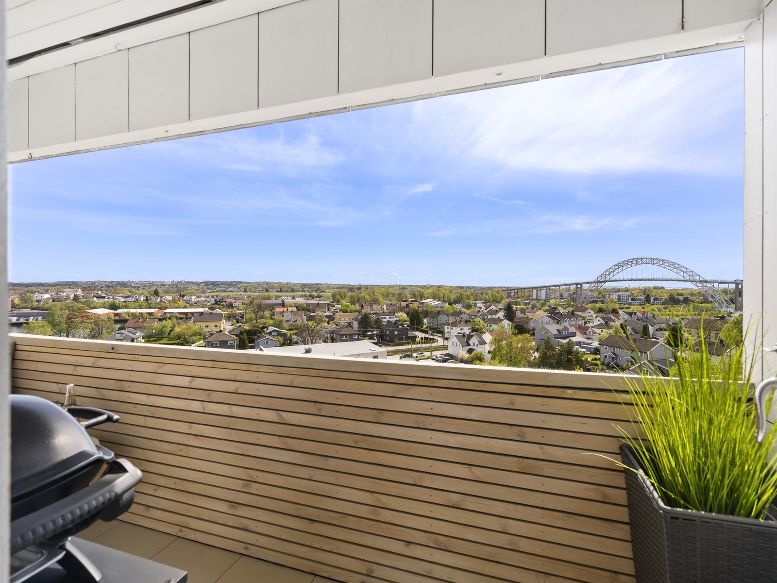 Ute som inne sees herlig utsikt til Østsiden og byens mest kjente landemerke - Fredrikstadbrua. Galleribilde