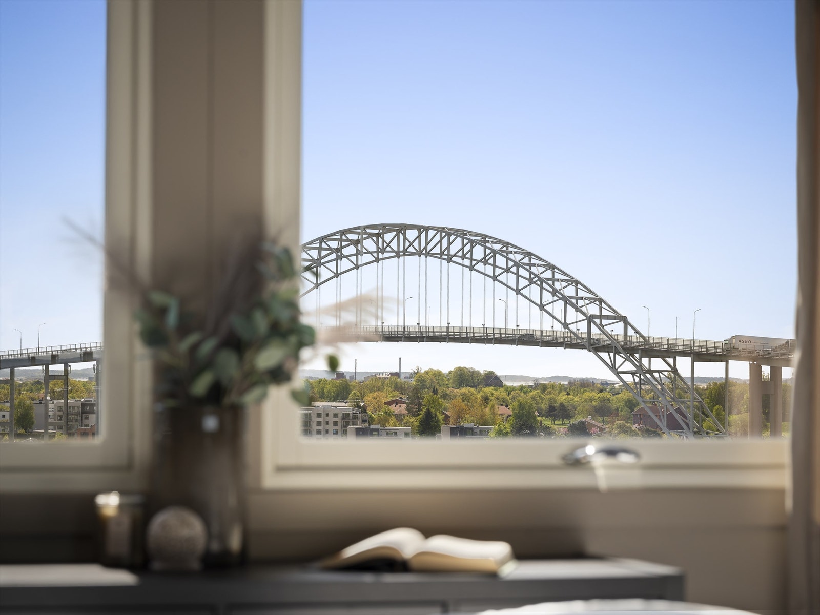 Utsikten som inkluderer gløtt av sjøen er prisverdig både å våkne og sovne til. Innsyn er fraværende. Galleribilde