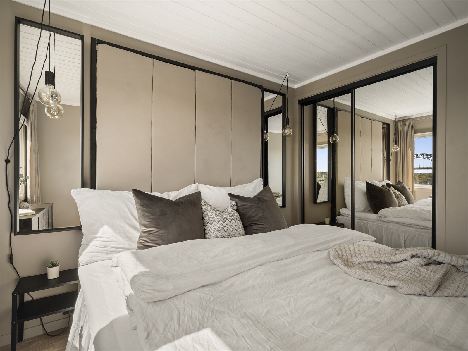 Nye skyvedører til garderobeskap ble installert i 2021. Stikkontakter og brytere ble samtidig skiftet ut. Galleribilde