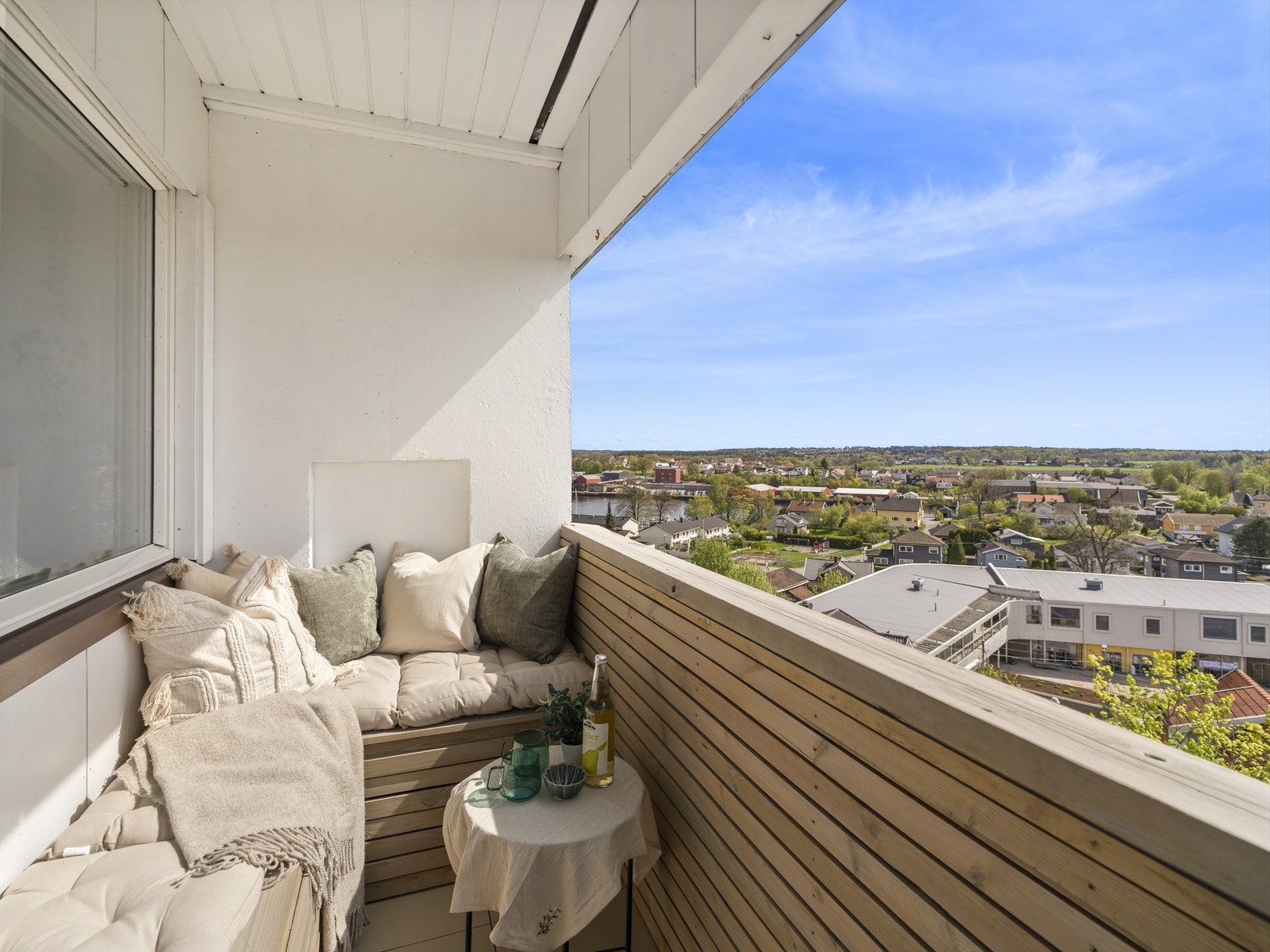 Balkongen er nylig beiset og malt, plastfliser er lagt på gulvet og lekter skrudd på rekkverket. Galleribilde