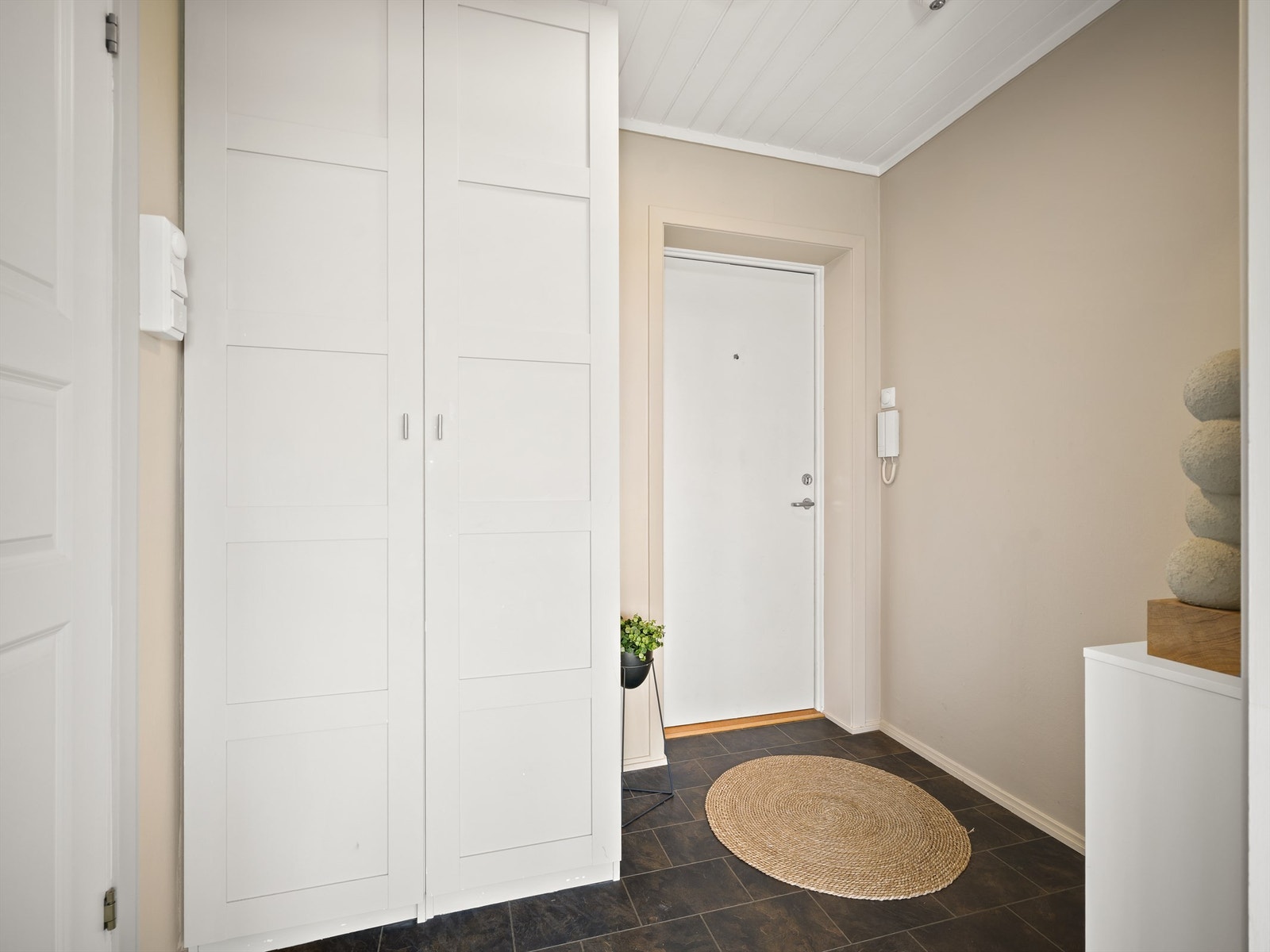 Hovedinngangen har calling-anlegg som betjenes fra leilighetens entré. Galleribilde