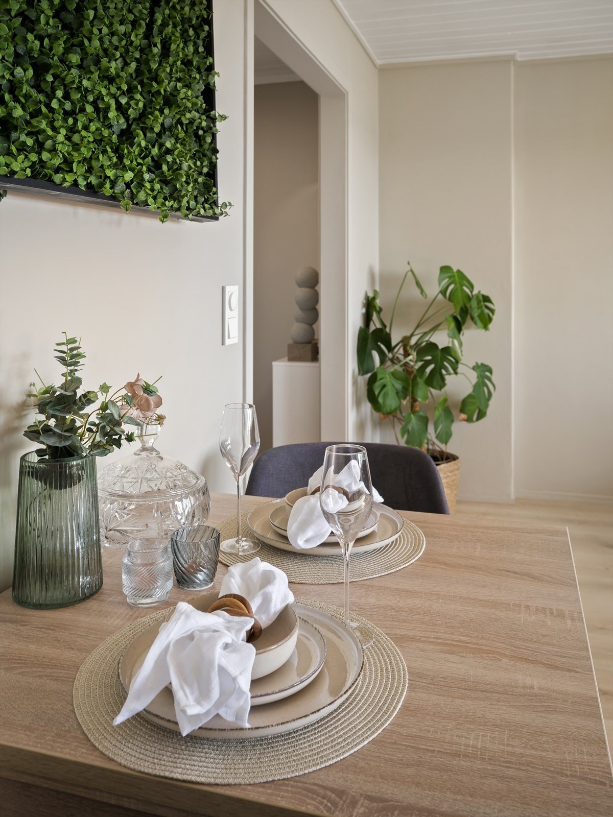 Stuens vegger ble i 2021/2022 påført veggfornyer og malt. Galleribilde