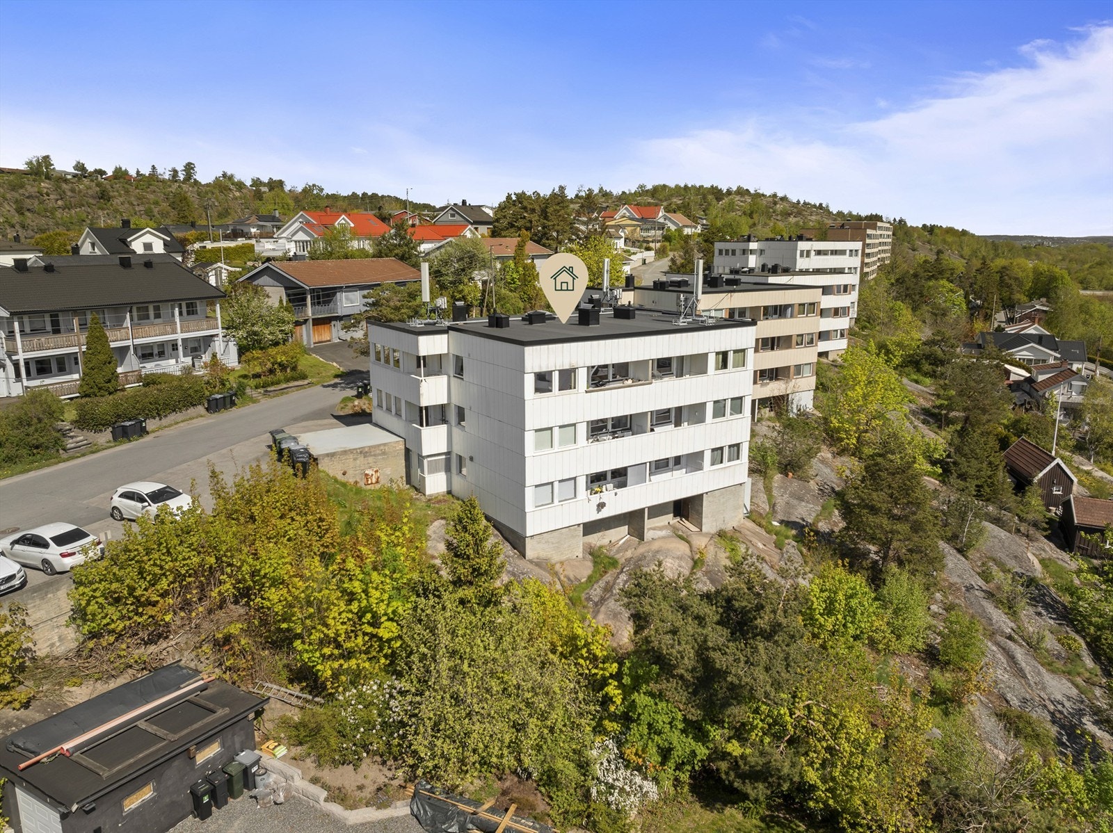 Leiligheten er luftig, lyst og nærmest innsynsfritt beliggende i høyden av øverste etasje - få trinn opp fra hovedinngangen. Galleribilde