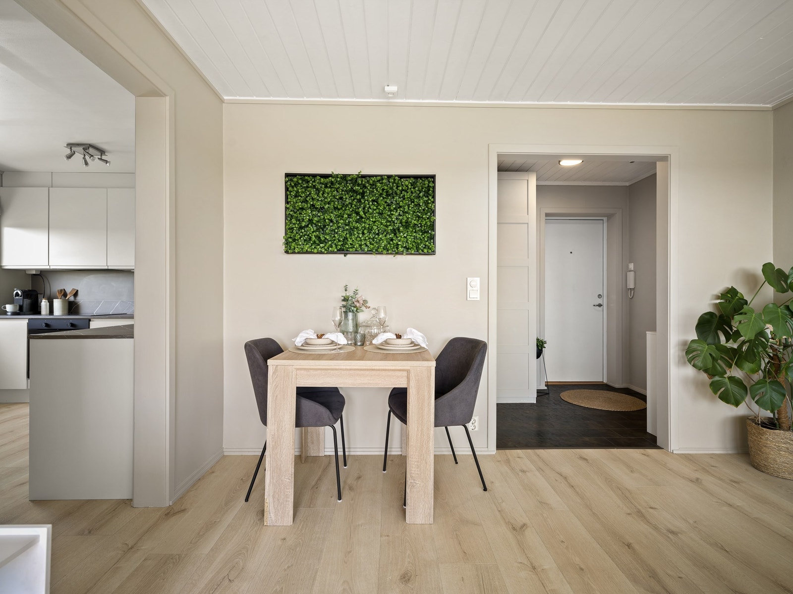 Kjøkken adskilt fra stuen bidrar til at leiligheten oppleves som større enn det faktiske arealet. Galleribilde