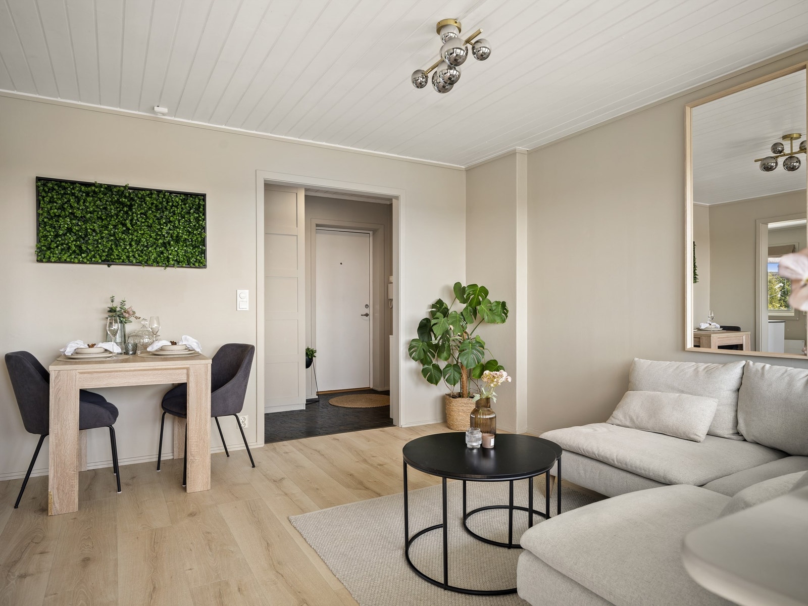 Leiligheten har et lyst preg og er innbydende etter nylig utført oppussing. Galleribilde