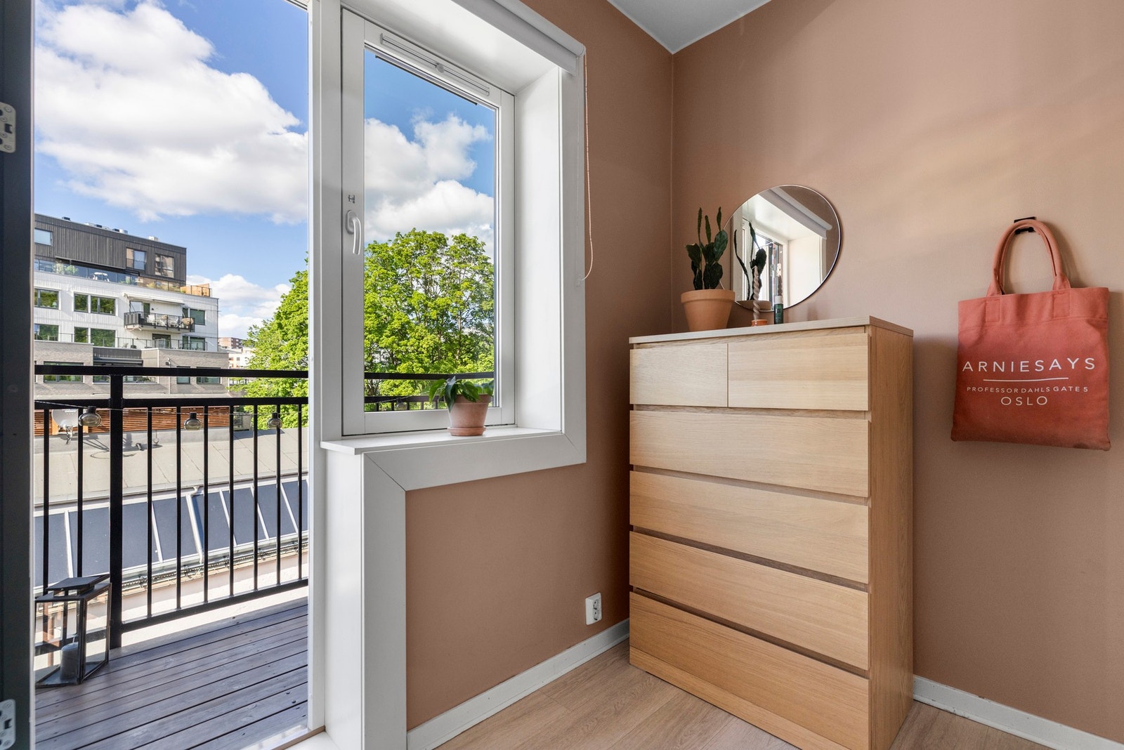 Rommet har også plass til oppbevaringsløsninger Galleribilde