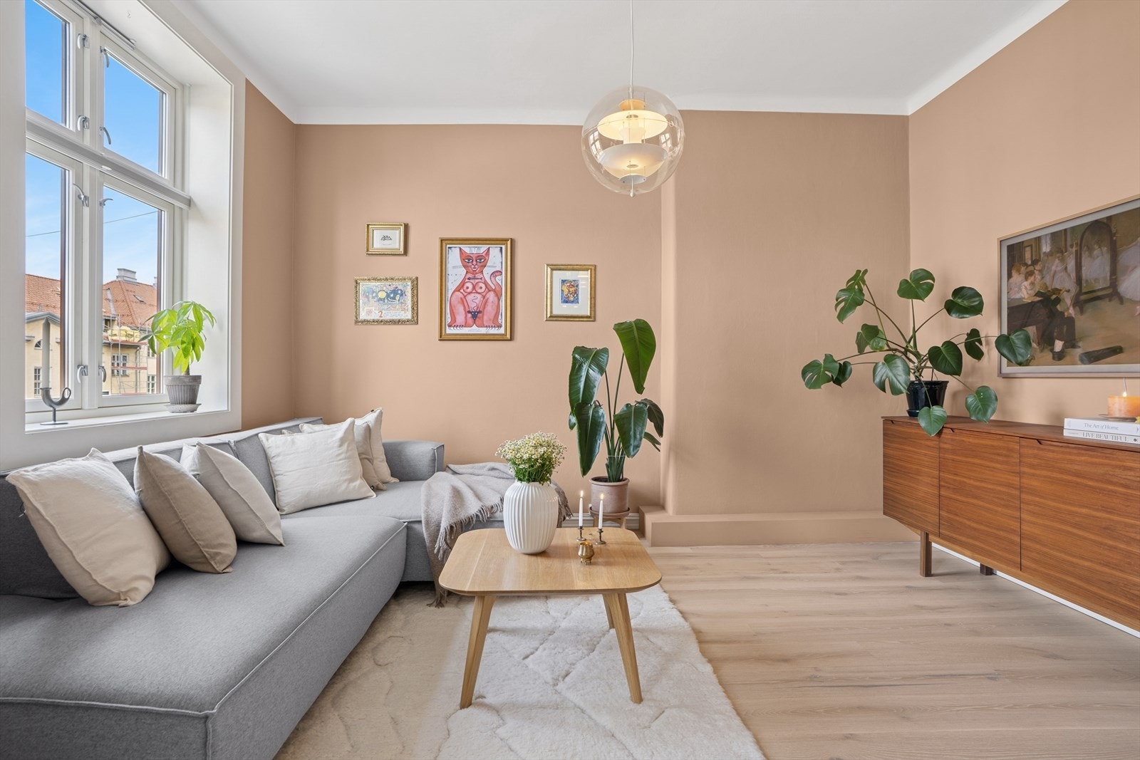 Leiligheten ligger i byggets 3. og 4. etasje og har vakre store vinduer og generøs takhøyde Galleribilde