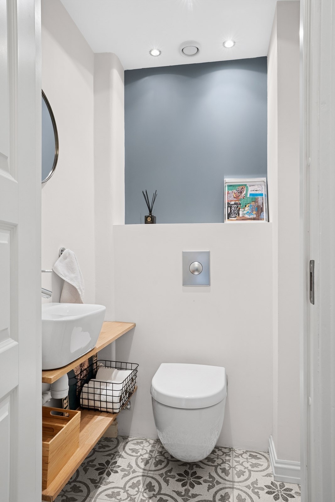 Separat WC-rom med lyse delikate fliser Galleribilde