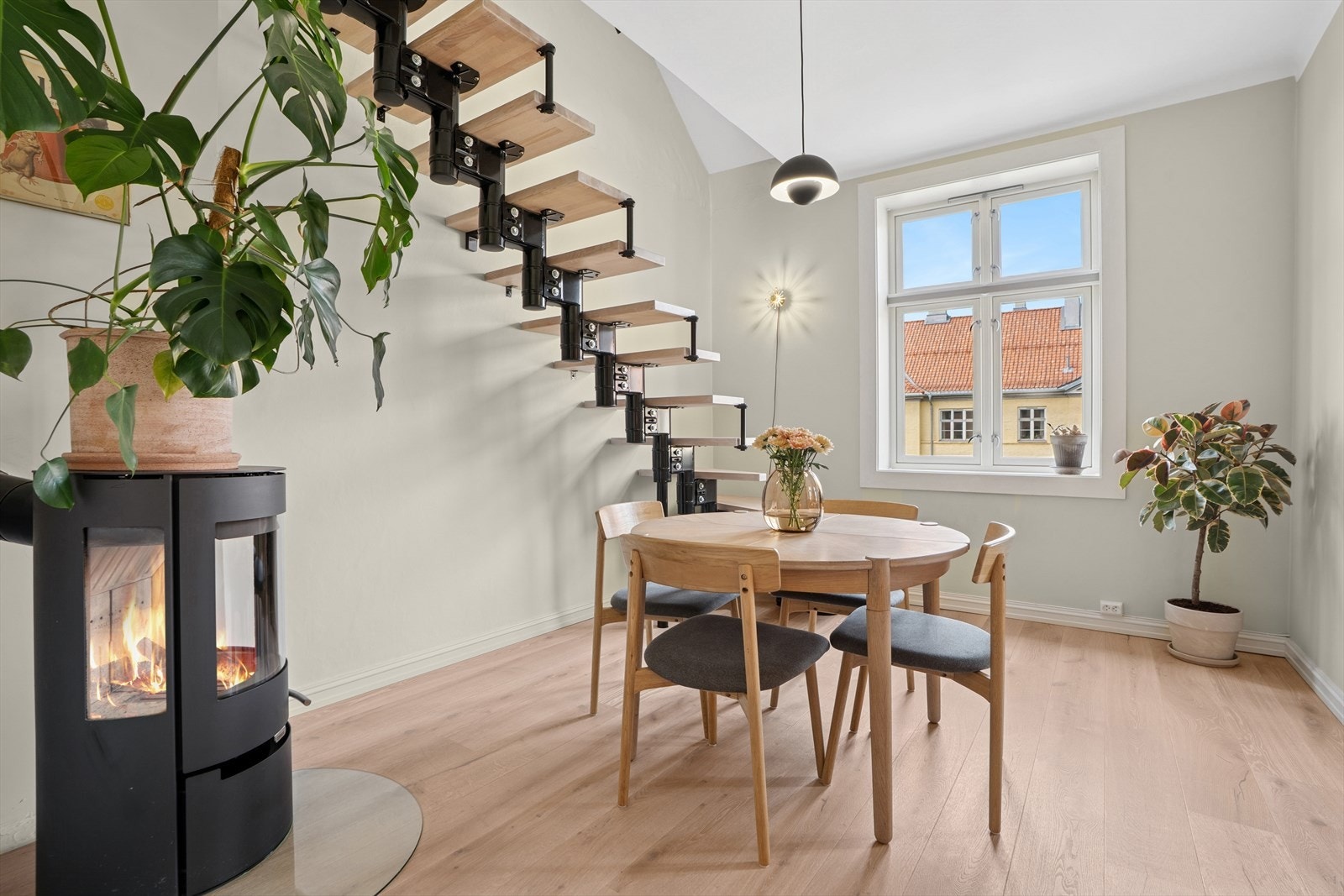 Spisestuen har peis som varmer godt på kalde dager. Det er også god plass til spisebord, så her kan man nyte flere hyggelige måltider! Galleribilde