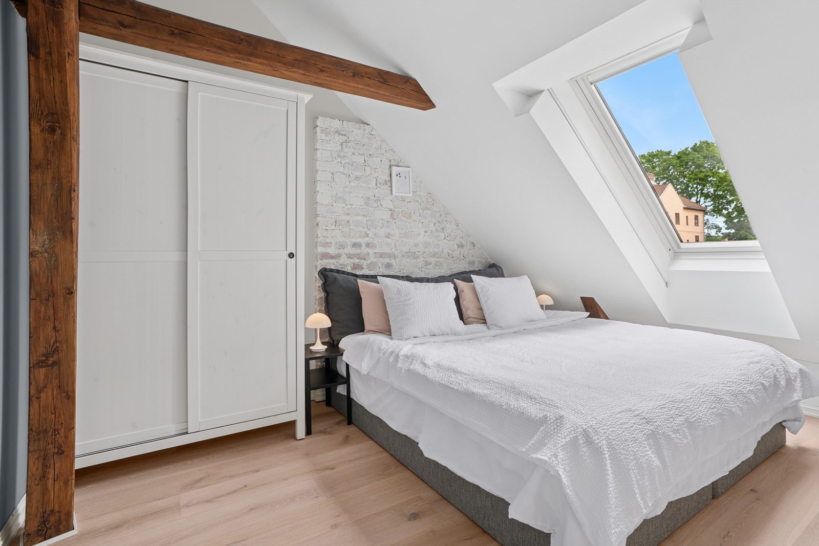 Her er det god plass til både dobbeltseng og garderobeskap Galleribilde