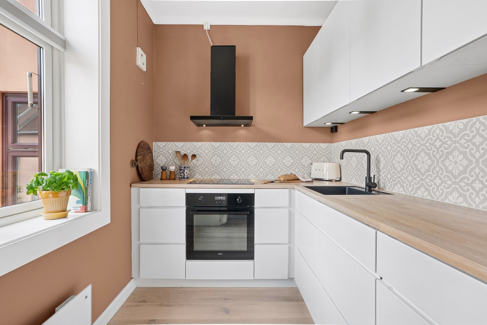 Leiligheten har et stilrent kjøkken med KVIK innredning fra 2020/2021 Galleribilde